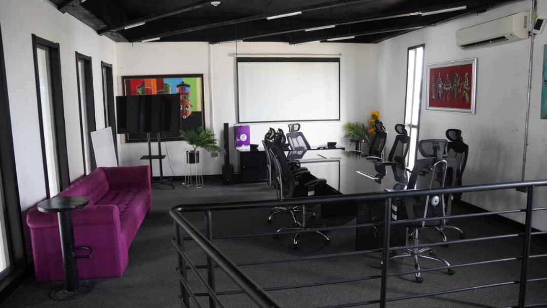 Zero-blink power infrastructure with dual generators and guaranteed cooling at The Freeme Space